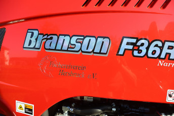Branson-Allradtraktor